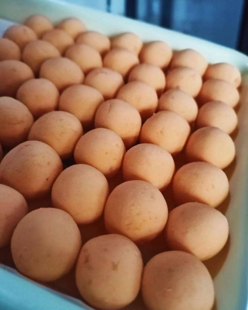 ilustrasi bentuk bulat kecil adonan untuk membuat bola ubi (instagram.com/chrystineharyono)