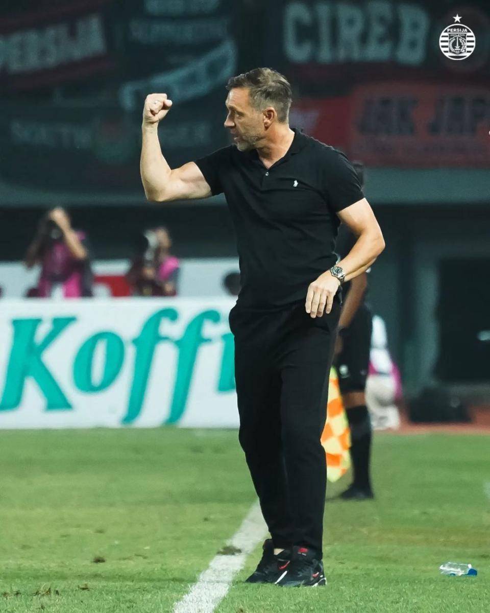 Pelatih Persija Jakarta, Thomas Doll saat memimpin timnya menghadapi Persita Tangerang. Instagram/persija