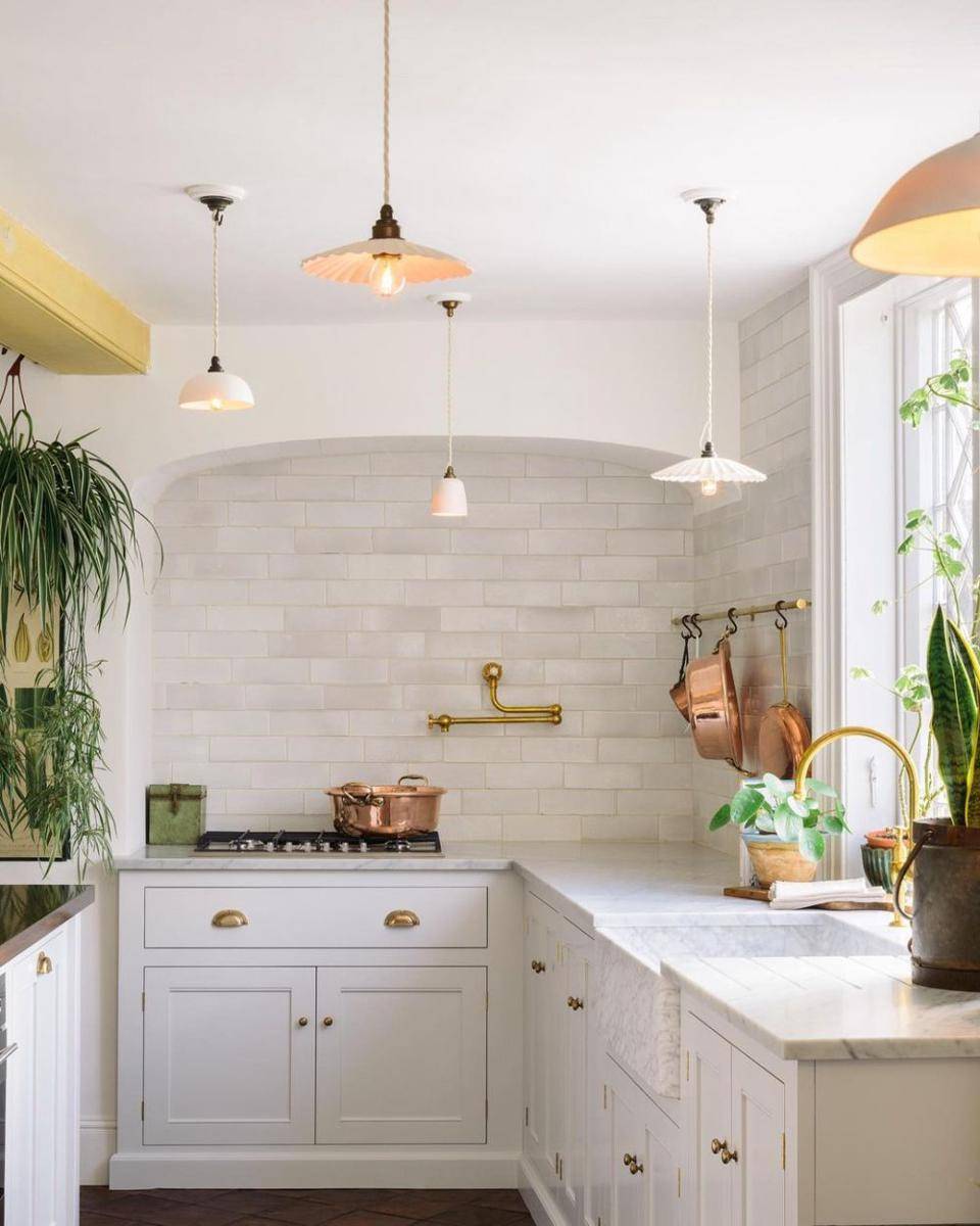 inspirasi desain dapur country (instagram.com/devolkitchens)