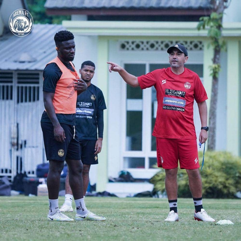 Eduardo Almeida saat memimpin latihan Arema FC. Instagram/aremafcofficial