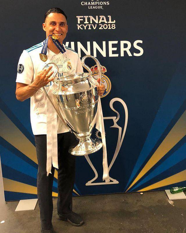Keylor Navas dengan trofi Champions League (instagram.com/keylornavas1)