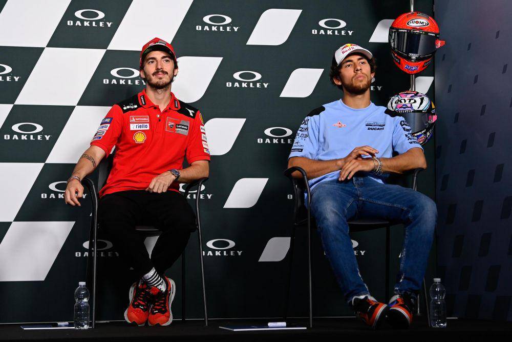 Francesco Bagnaia dan Enea Bastianini saat konferensi pers GP Italia 2022 (motogp.com)