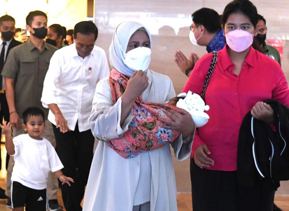 Ibu Iriana nampak menggendong cucu kelimanya usai menjemput dari RS Pondok Indah. Foto: Dok Setpres.