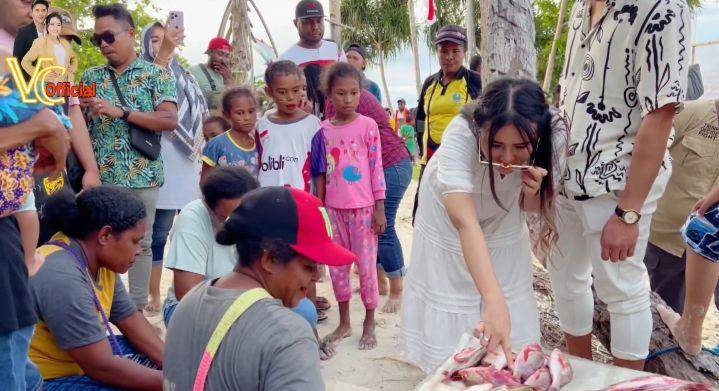 potret Via Vallen dan Chevra di Papua (youtube.com/Pak Geng Official)
