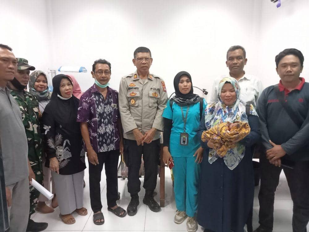 Bayi diserahkan ke Dinas Sosial Lombok Timur. (dok. Polres Lombok Timur)