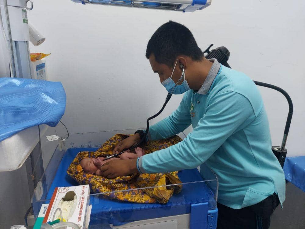 Bayi perempuan yang ditemukan warga saat diperiksa di Puskesmas. (dok. Polres Lombok Timur)