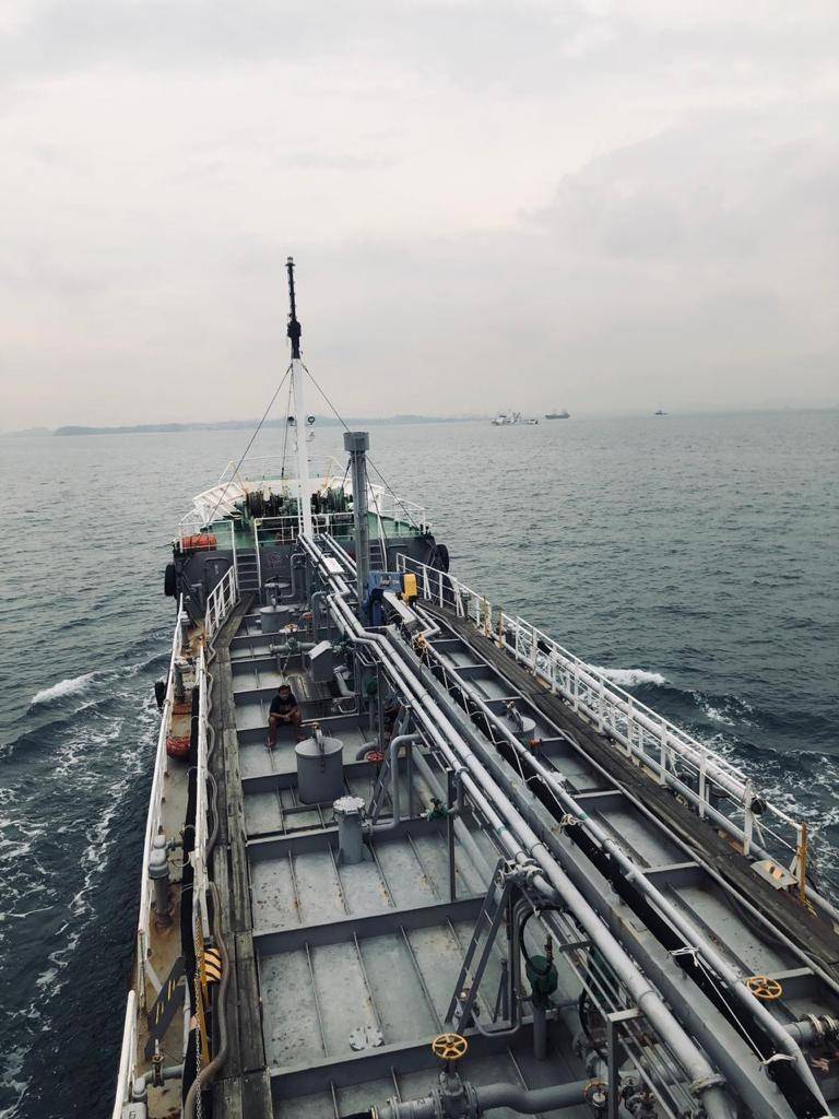 Personel Badan Keamanan Laut (Bakamla) ketika menangkap kapal MT Blue Star 08 yang membawa 90 ton BBM ilegal di perairan Batam pada Jumat, 26 Agustus 2022. (Dokumentasi Bakamla)