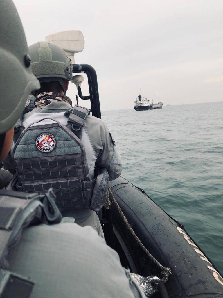 Personel Badan Keamanan Laut (Bakamla) ketika menangkap kapal MT Blue Star 08 yang membawa 90 ton BBM ilegal di perairan Batam pada Jumat, 26 Agustus 2022. (Dokumentasi Bakamla)