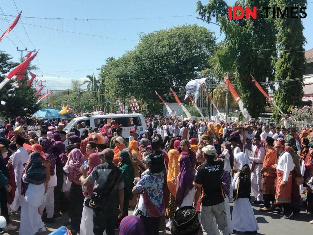 Foto peserta pawai rimpu saat masuk ke halaman Kantor Wali Kota Bima (IDN Times/Juliadin)