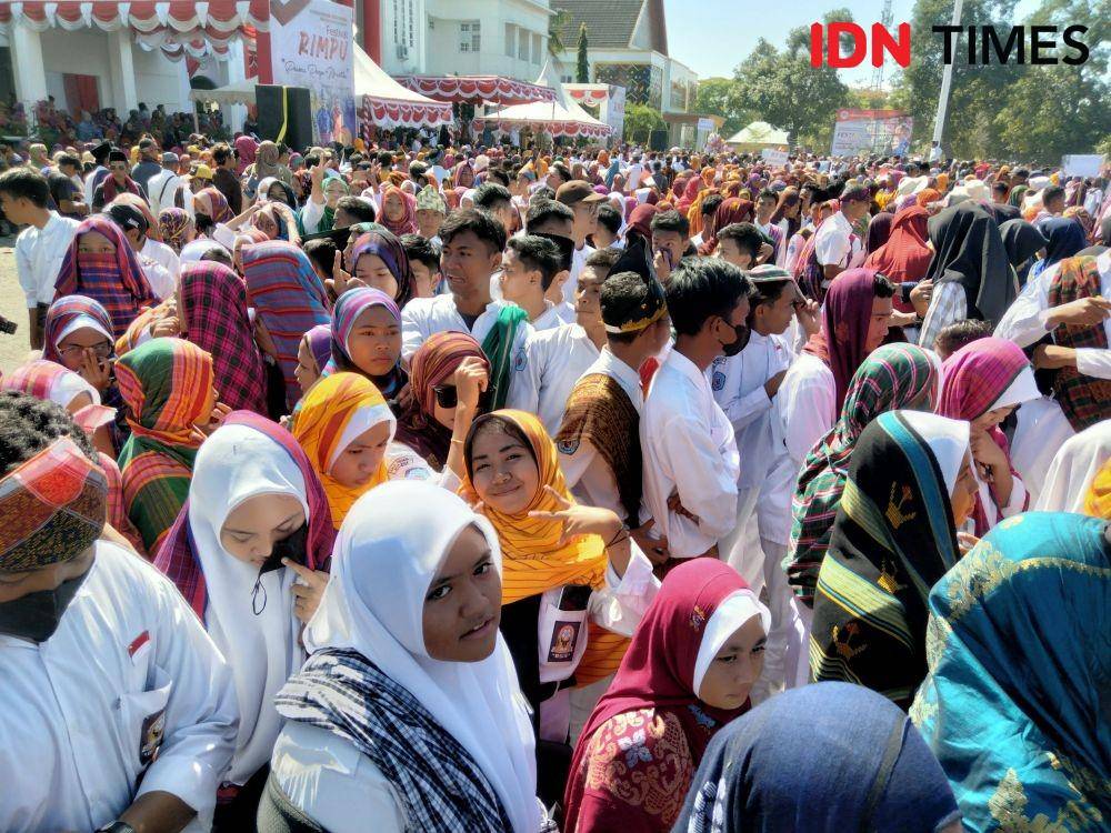 Ribuan peserta pawai rimpu padati halaman Kantor Wali Kota Bima (IDN Times/Juliadin)