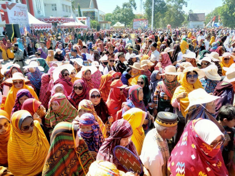 Foto peserta pawai rimpu budaya (IDN Times/Juliadin)