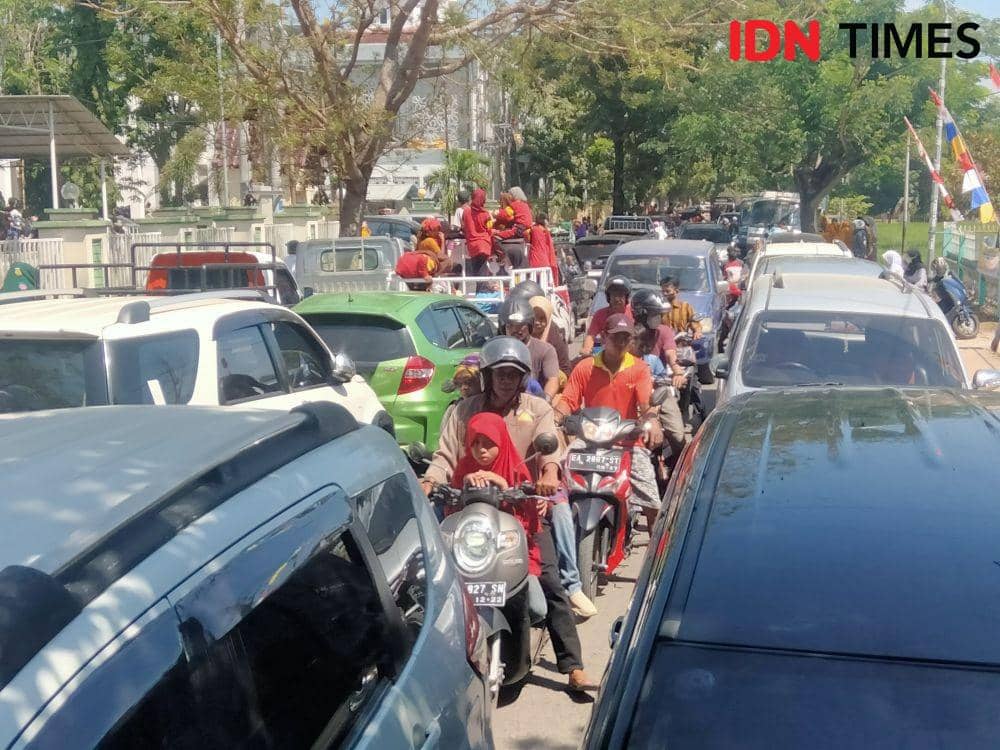 Foto pengendara yang terjebak macet di jalan belakang Kantor Walikota Bima. (IDN Times/Juliadin)