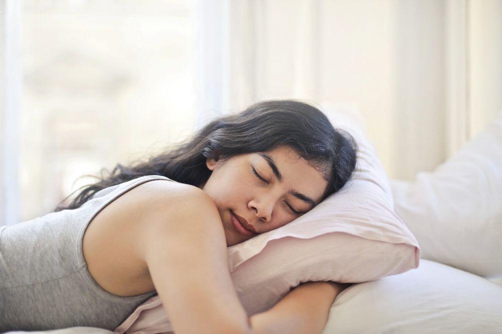 ilustrasi seorang wanita sedang tidur (pexels.com/Andrea Piacquadio)