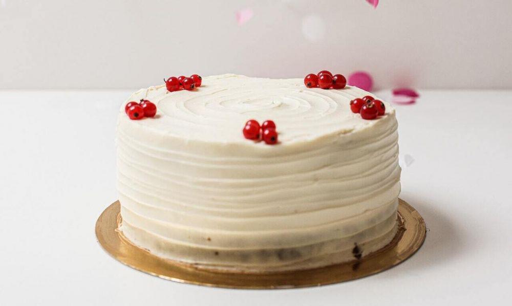 ilustrasi kue dengan italian meringue buttercream (pexels.com/Cup of Couple)