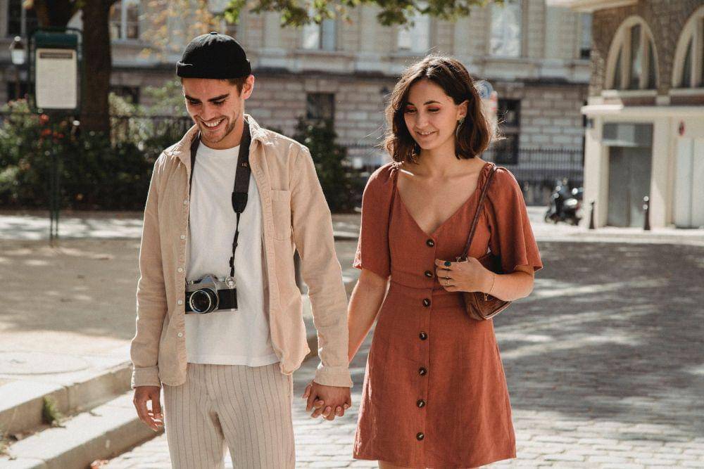 ilustrasi pasangan yang sedang berpegangan tangan (pexels.com/Bethany Ferr)