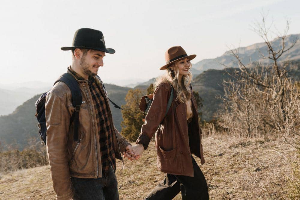 ilustrasi pasangan yang sedang traveling (pexels.com/Arina Krasnikova)