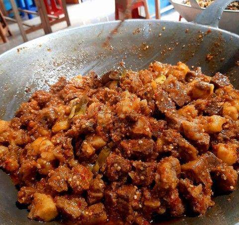 ilustrasi mencampurkan daging sapi yang sudah direbus ke dalam tumisan (instagram.com/warung_pedesan)