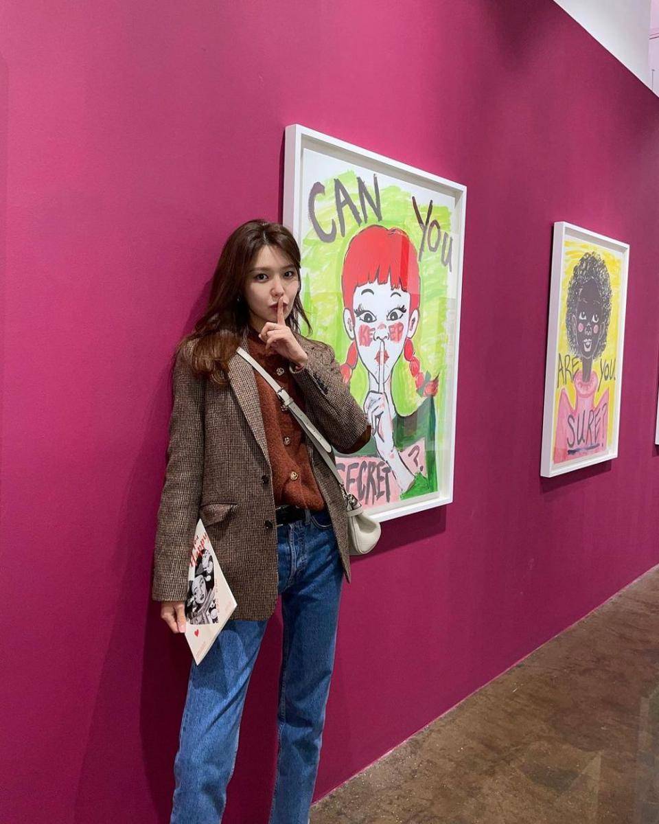 OOTD nuansa cokelat ala Sooyoung SNSD (instagram.com/sooyoungchoi)