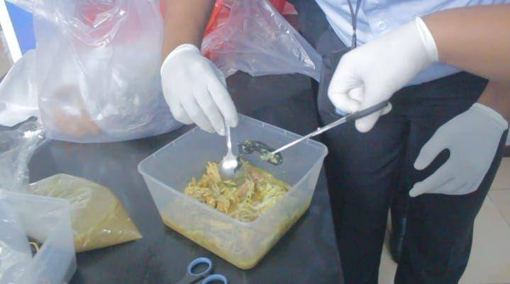 Petugas Lapas Pemuda Madiun saat memeriksa soto ayam berisi narkoba. (Dok. Humas Kanwil Kemenkumham Jatim)