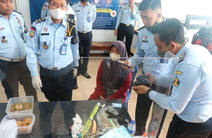 Petugas Lapas Pemuda Madiun saat memeriksa soto ayam berisi narkoba. (Dok. Humas Kanwil Kemenkumham Jatim)