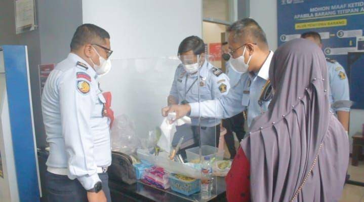 Petugas Lapas Pemuda Madiun saat memeriksa soto ayam berisi narkoba. (Dok. Humas Kanwil Kemenkumham Jatim)