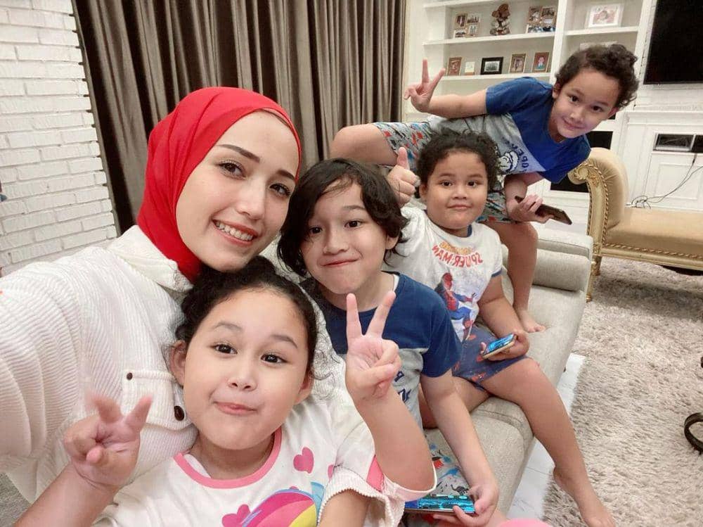 Adelia Pasha dan buah hati (instagram.com/adeliapasha)