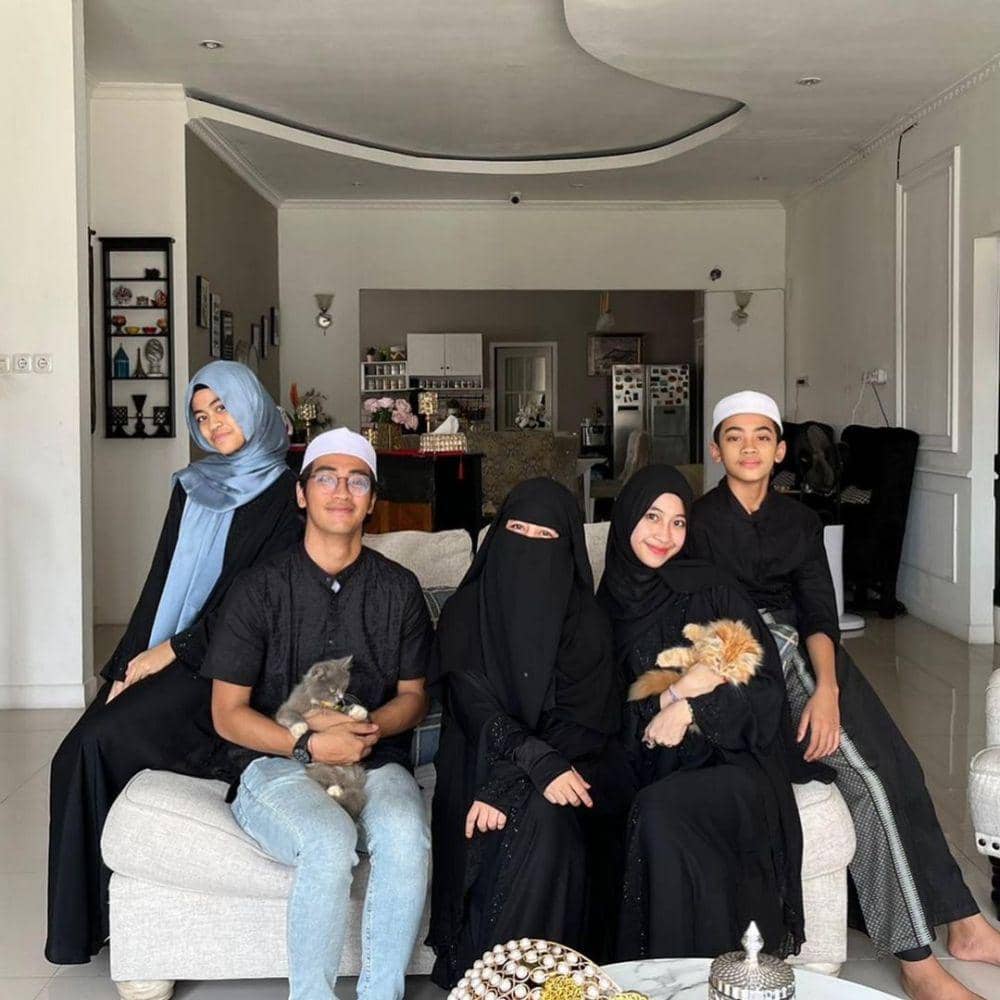 Pipik Dian irawati dan buah hati (instagram.com/adiba.knza)