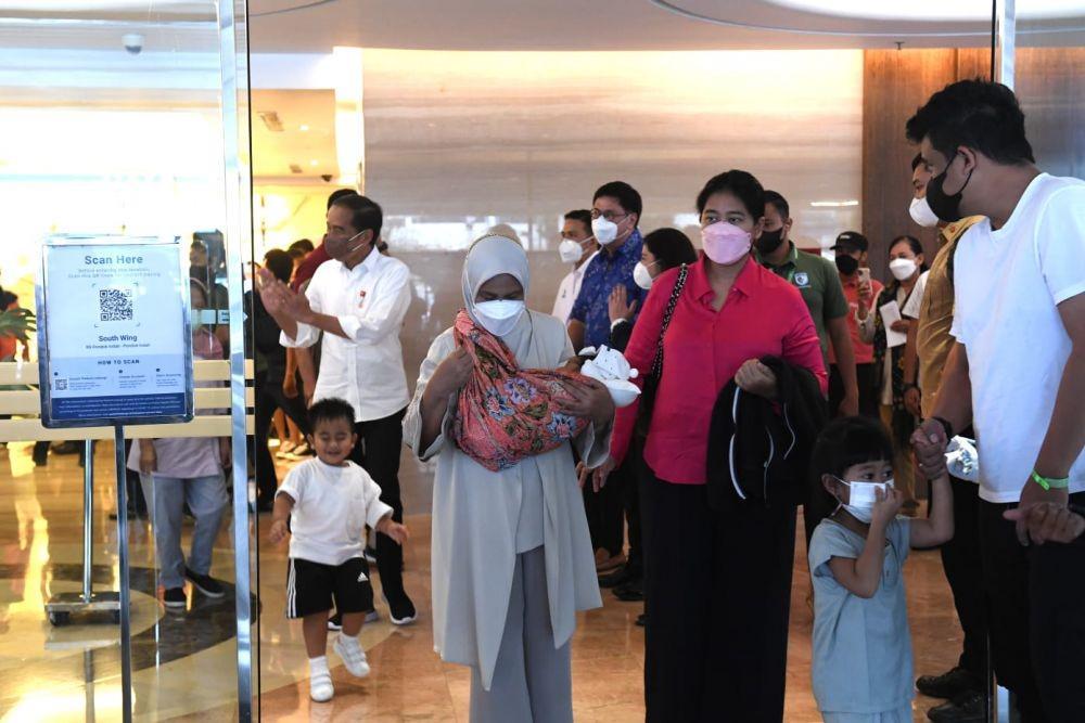 Jokowi beserta istri menjemput cucu kelimanya yang baru lahir di RS Pondok Indah. Foto: Dok Setpres.