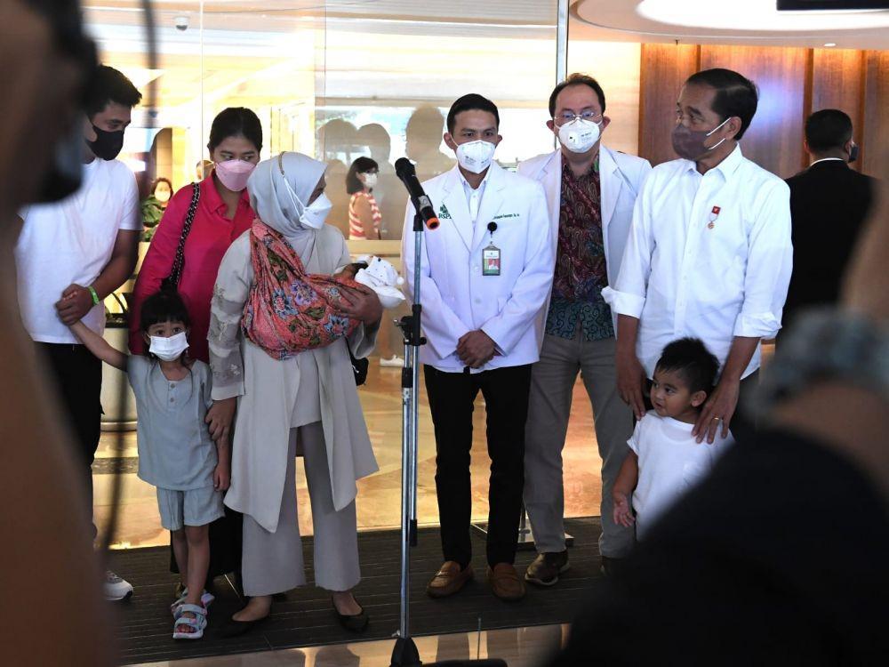 Jokowi dan istri jemput cucu kelimanya di RS. Foto: Dok Setpres.