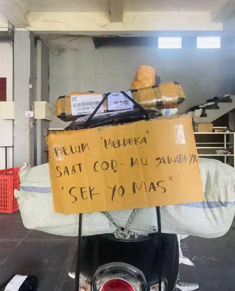 lika-liku kurir kocak (twitter.com/txtdrikurir)