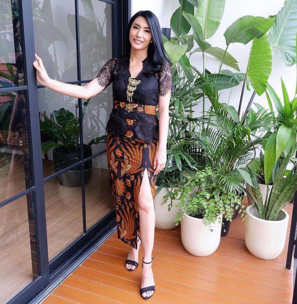 Kebaya brokat hitam. (instagram.com/tyasmirasih)