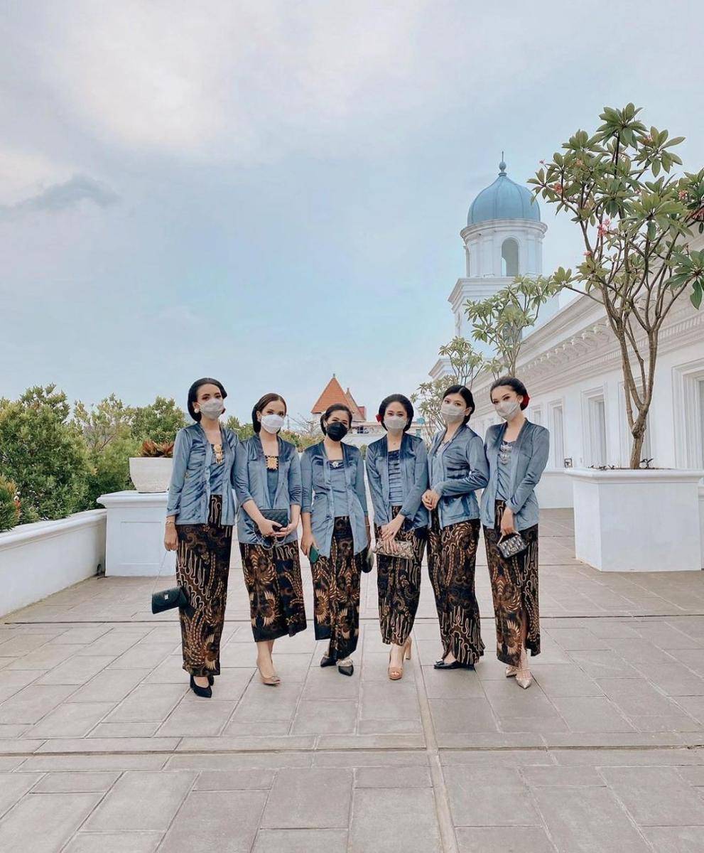 Kebaya bridesmaid material velvet. (instagram.com/dindranashriyah)