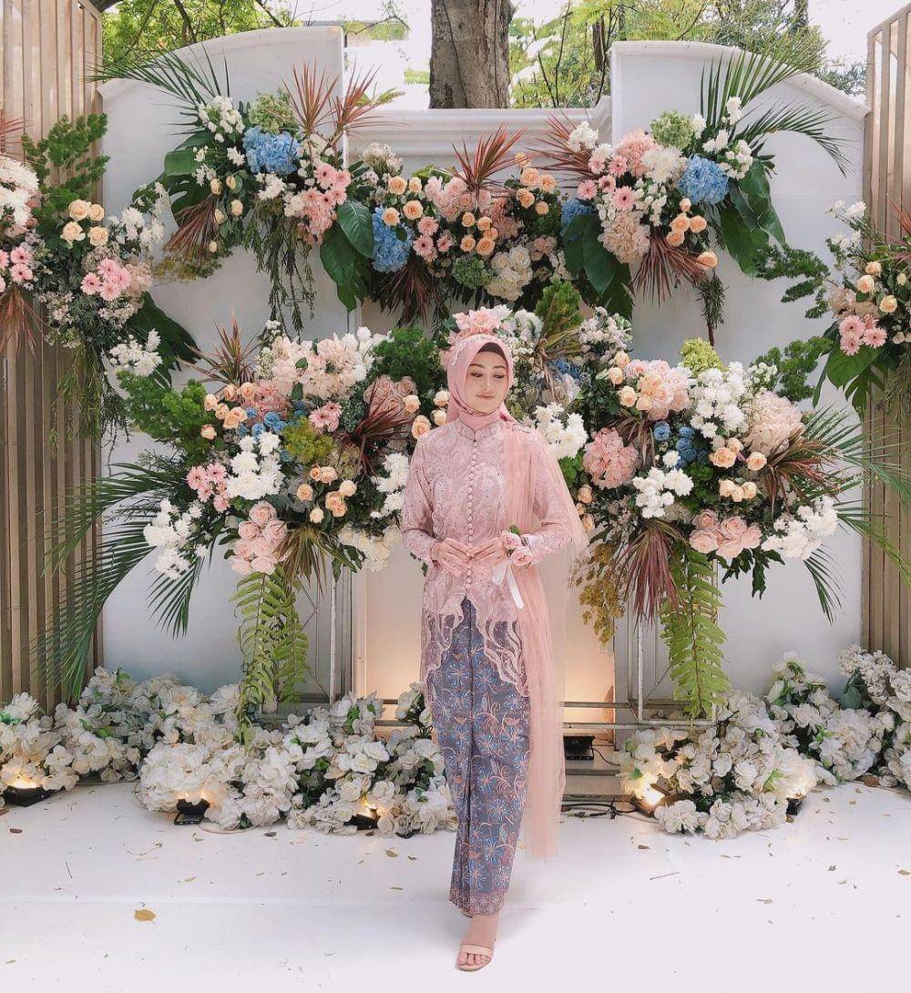 Kebaya brokat pink. (instagram.com/hemasnura)
