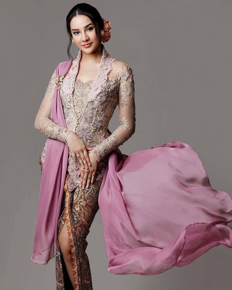 Kebaya brokat pink. (instagram.com/anyageraldine)