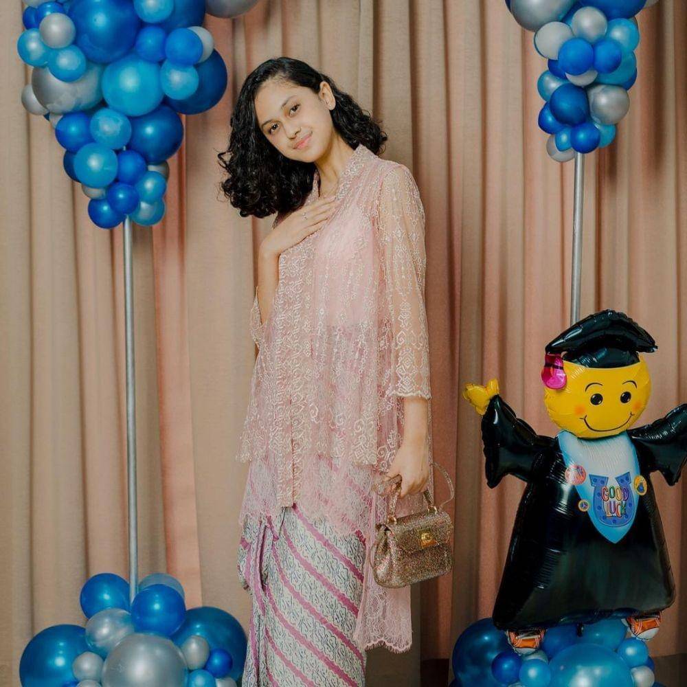 Kebaya brokat pink. (instagram.com/therealasilamaisa)