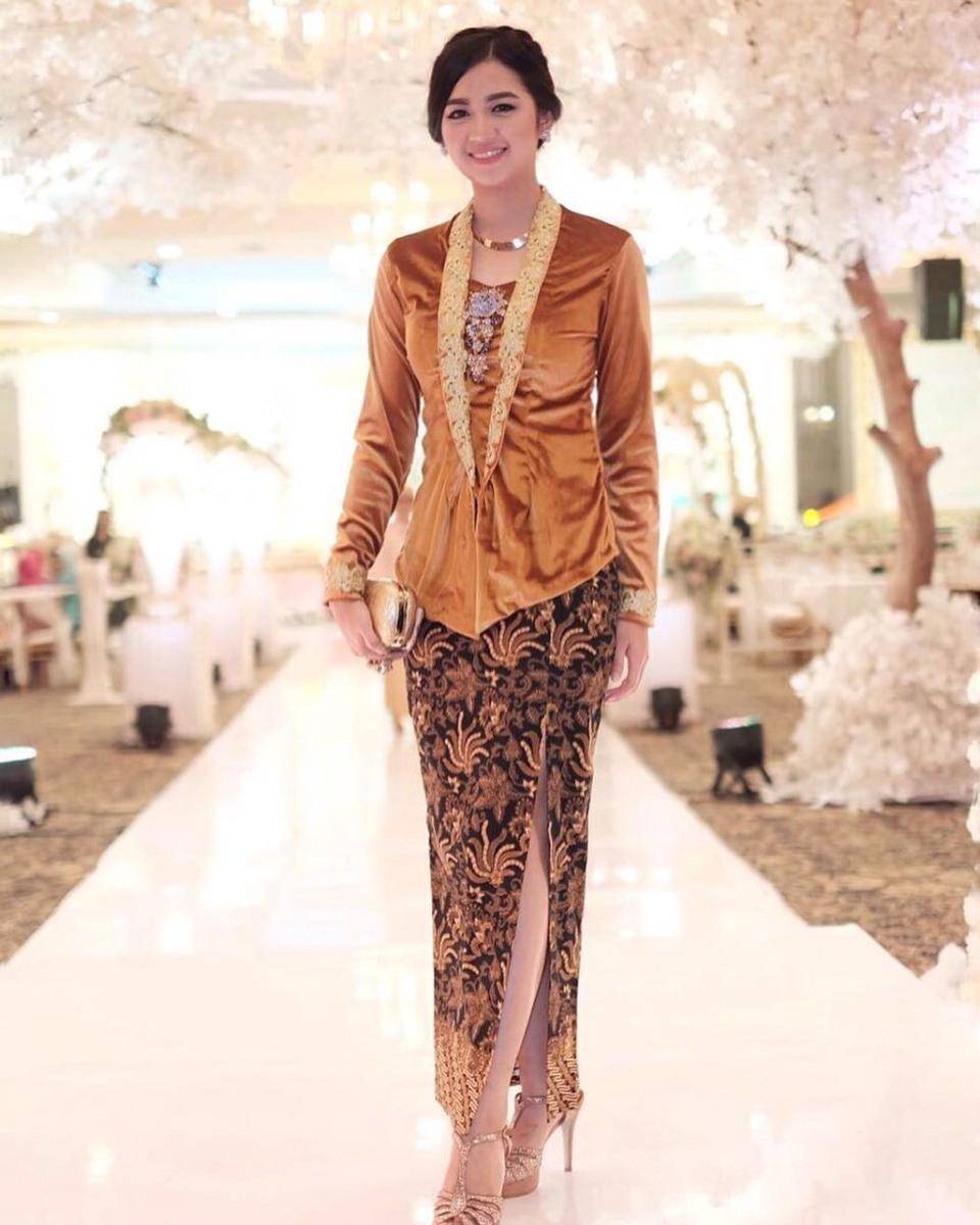 Kebaya bridesmaid material velvet. (instagram.com/lilyestelita)
