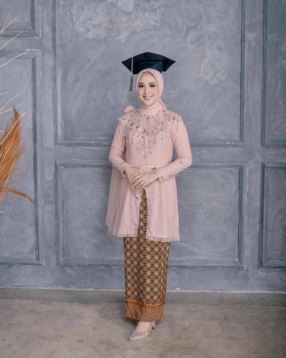 Kebaya brokat pink. (instagram.com/delmiraprabu)