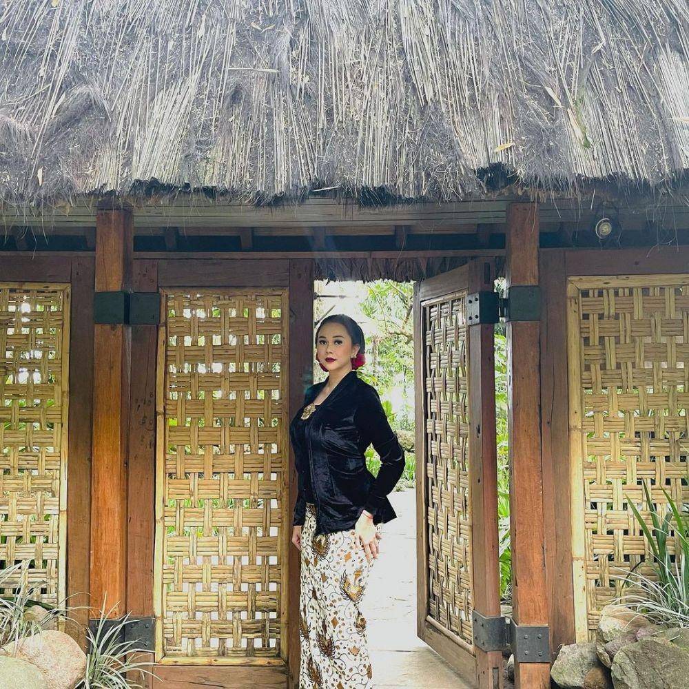 Kebaya bridesmaid material velvet. (instagram.com/aurakasih)