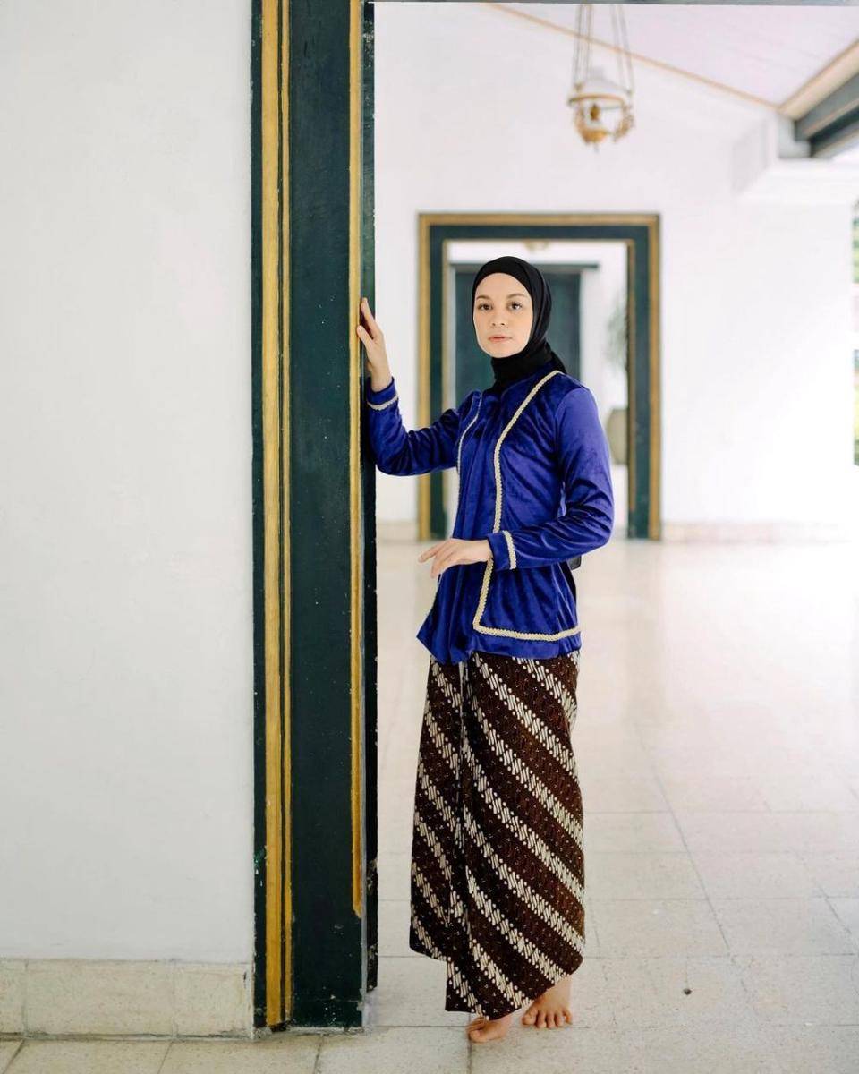 Kebaya bridesmaid material velvet. (instagram.com/tantrinamirah)