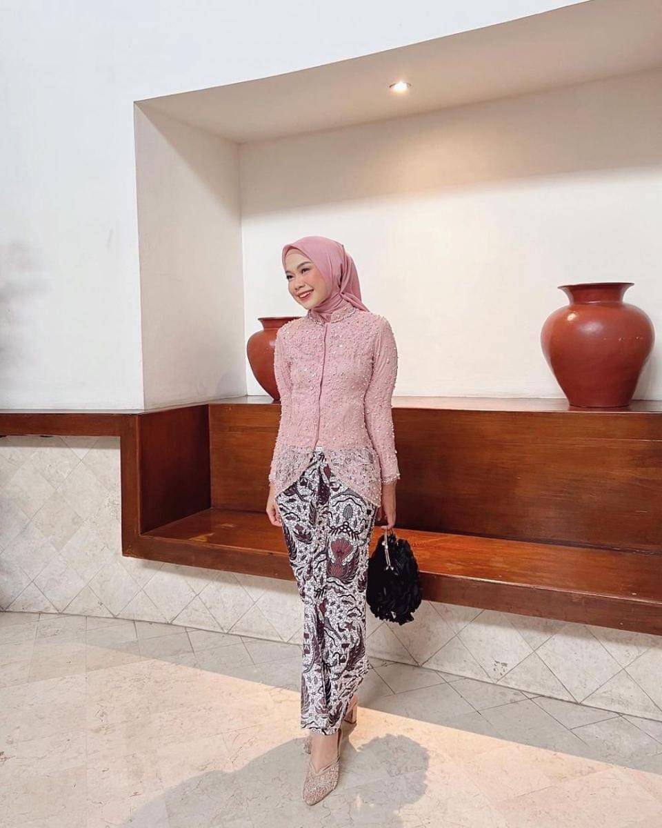 Kebaya brokat pink. (instagram.com/elsyandria)