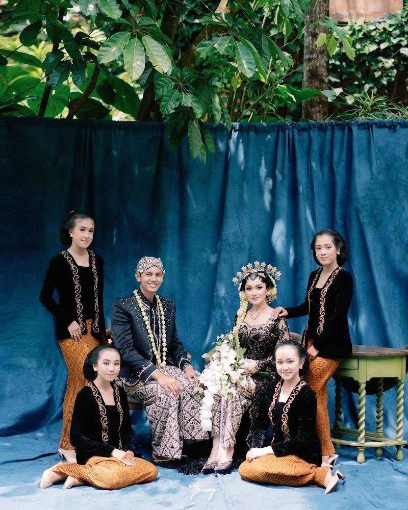 Kebaya bridesmaid material velvet. (instagram.com/thebridedept)