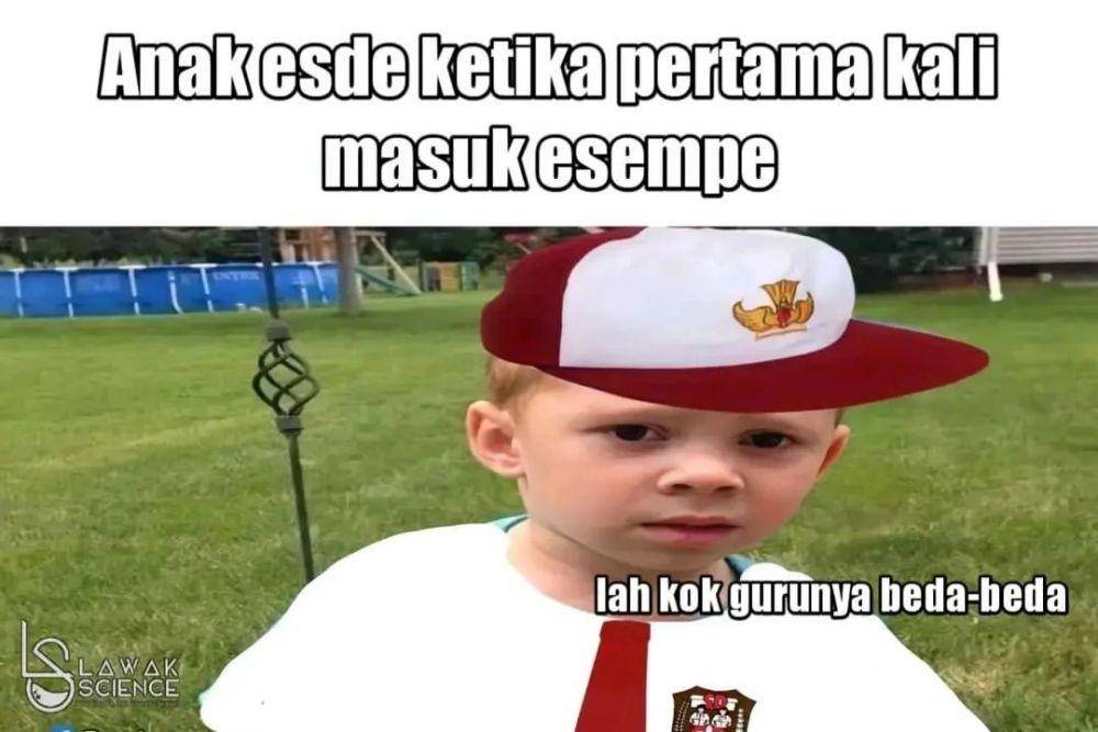 meme tentang keheranan anak yang baru masuk SMP (instagram.com/komersial.beract)