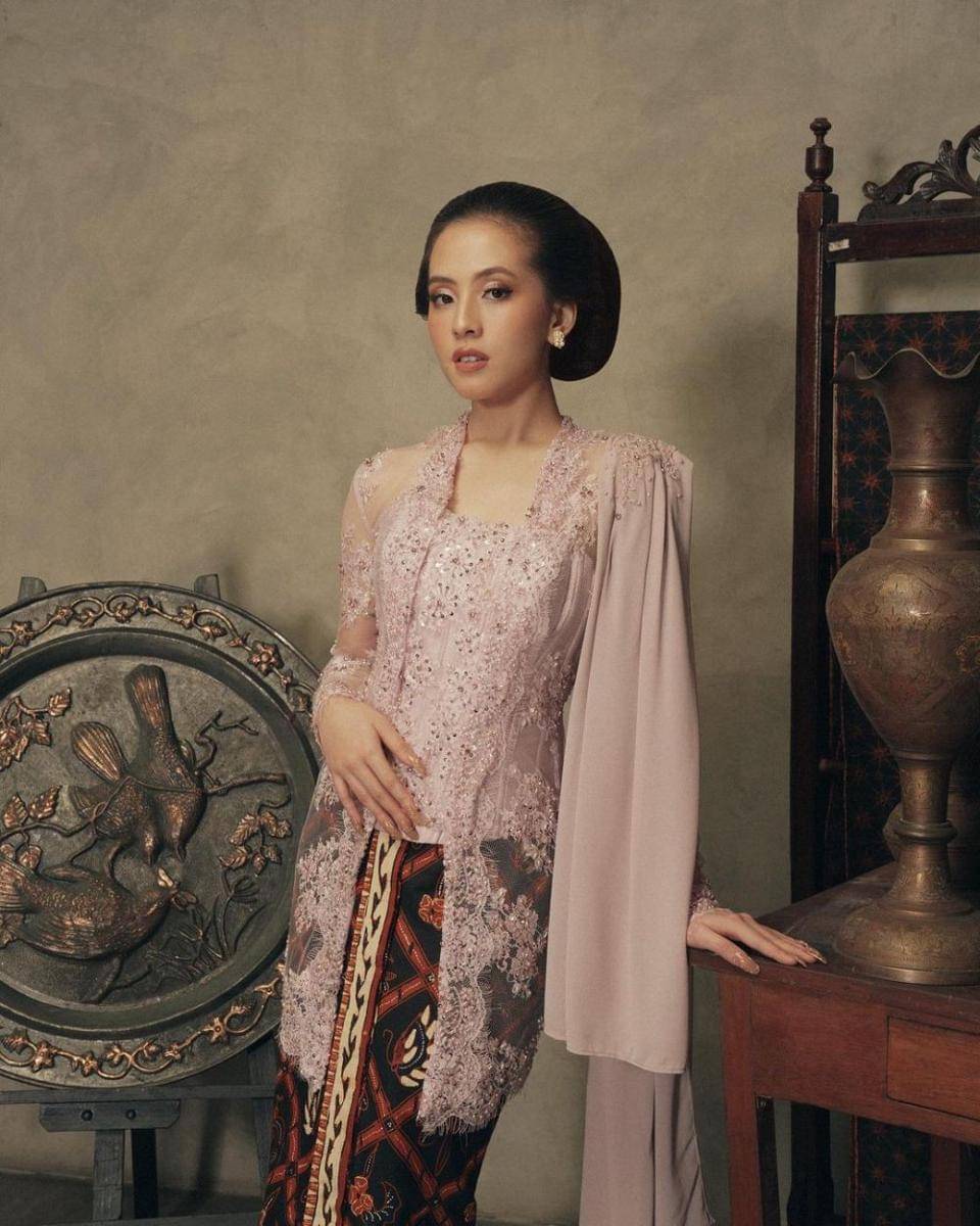Kebaya brokat pink. (instagram.com/zaraadhsty)