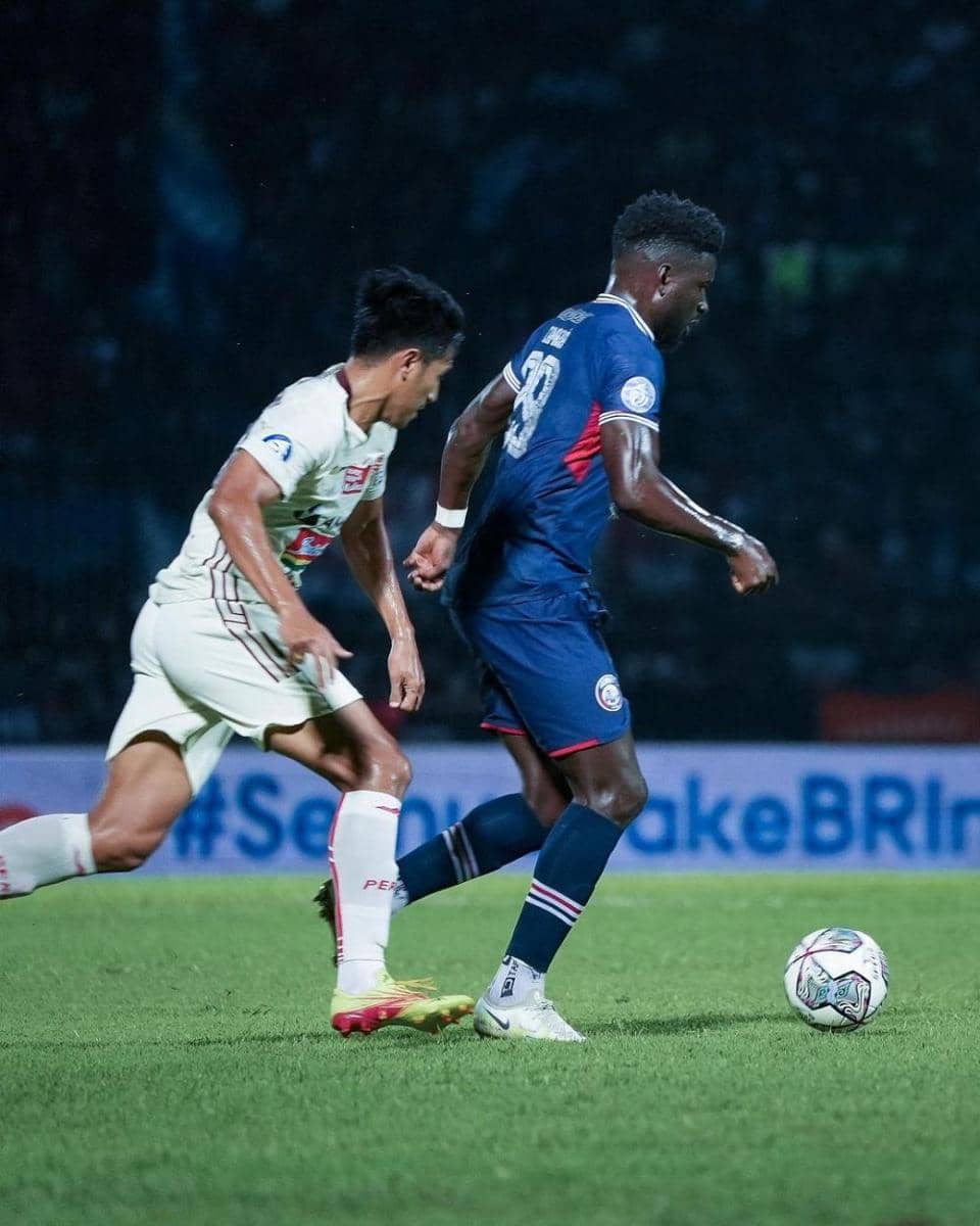 Striker Arema FC, Abel Camara dibayangi pemain Persija Jakarta, Hanif Sjahbandi. Instagram/aremafcofficial