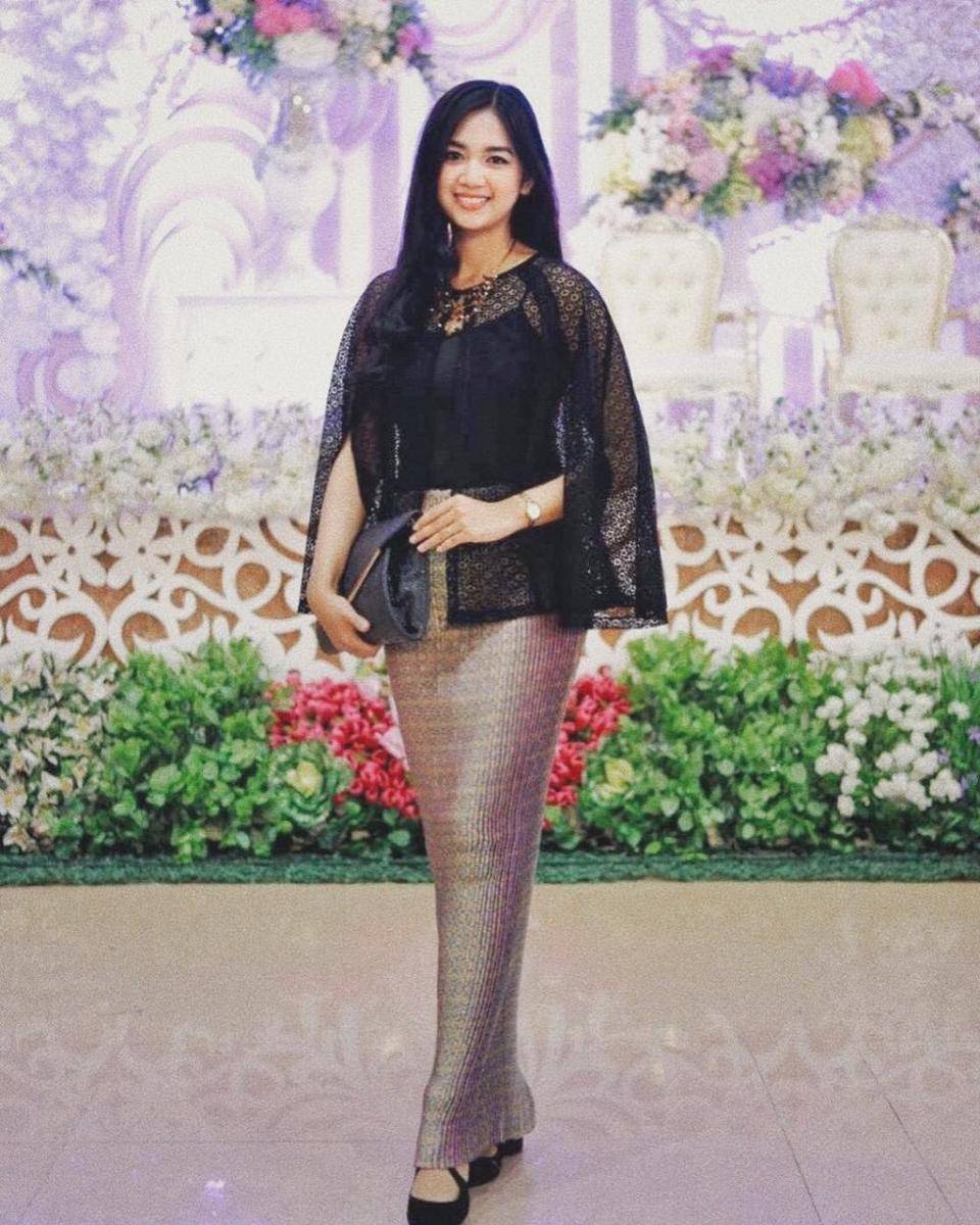 Kebaya brokat hitam. (instagram.com/lilyestelita)