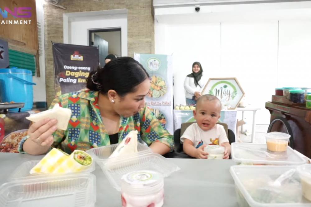 Nagita Slavina dan Rayyanza mukbang bareng (YouTube.com/Rans Entertainment)