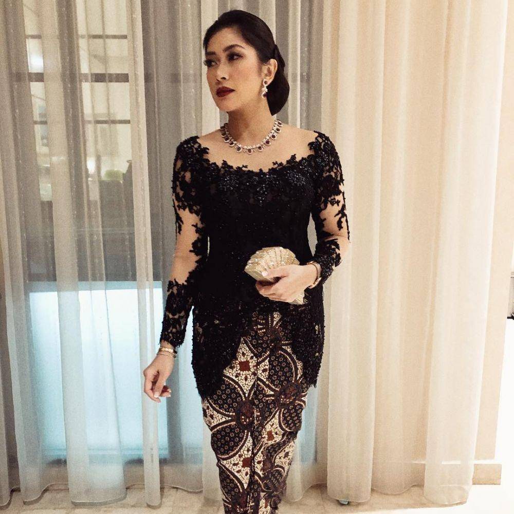 Kebaya brokat hitam. (instagram.com/ruby_26)