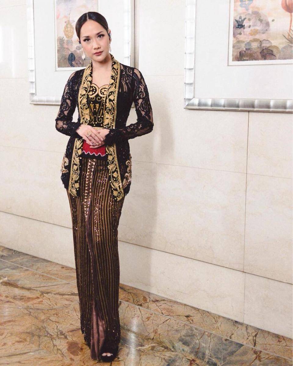Kebaya brokat hitam. (instagram.com/bclsinclair)