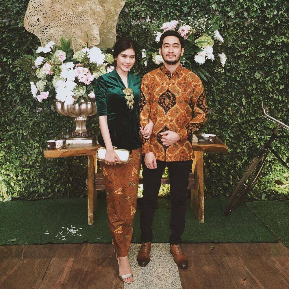 Kebaya bridesmaid material velvet. (instagram.com/syahnazs)