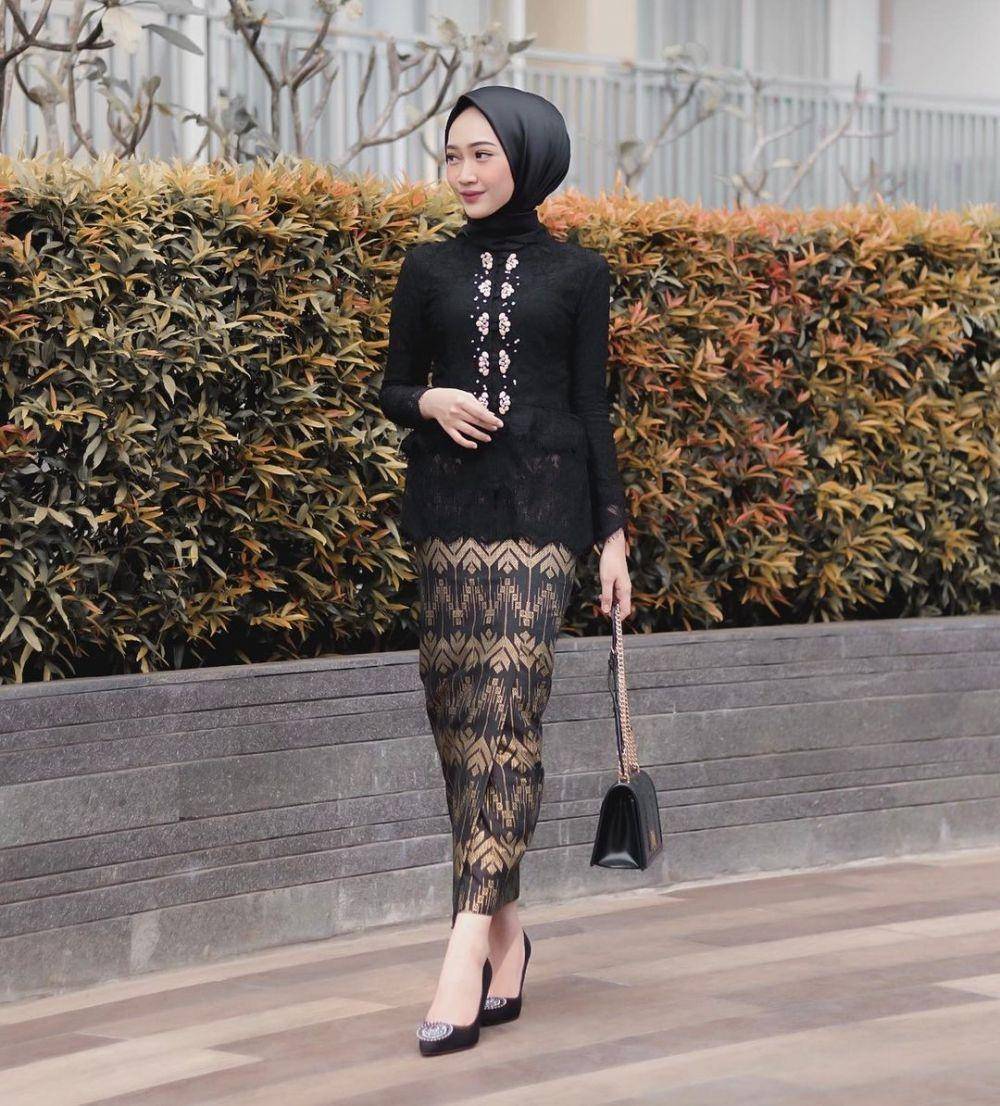 Kebaya brokat hitam. (instagram.com/sin.sr)